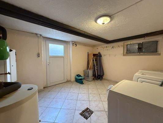 Waschküche mit Kellerausgang