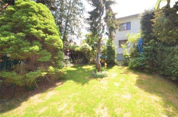 Garten mit Hausansicht