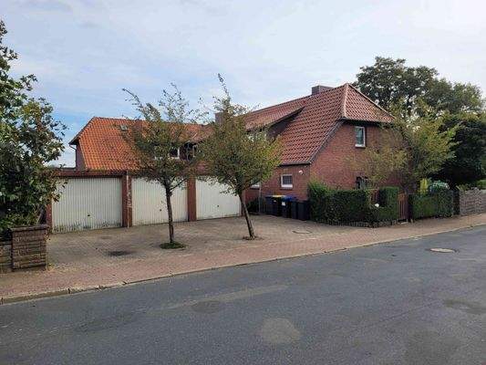 Mehrfamilienhaus mit 3 Garagen