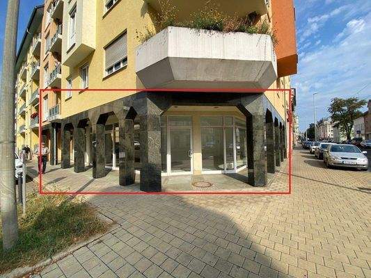 Frontalansicht mit Haupteingang.jpg