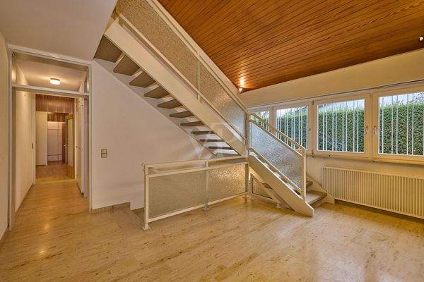 Imposante Diele mit Blick in den Flur 