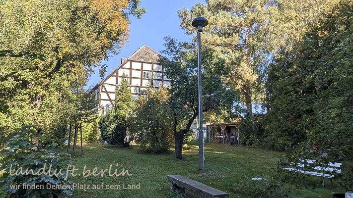 Südgiebel Lehnschulzenamt rechts davor ein Holzschuppen.jpg
