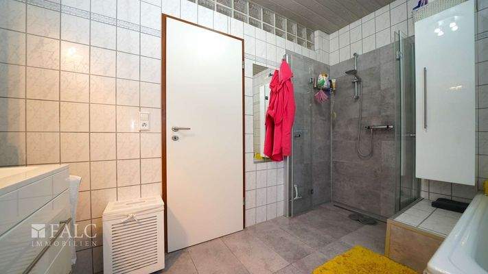 ...mit großer Dusche