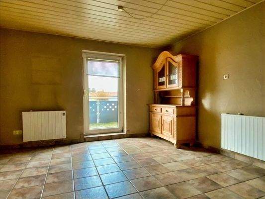 Wohnzimmer mit Zugang zum Balkon  - EG