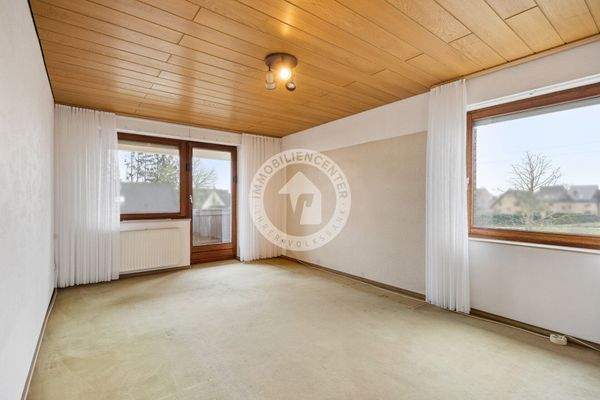 Der Blick in ein Schlafzimmer mit Zugang zum Balkon