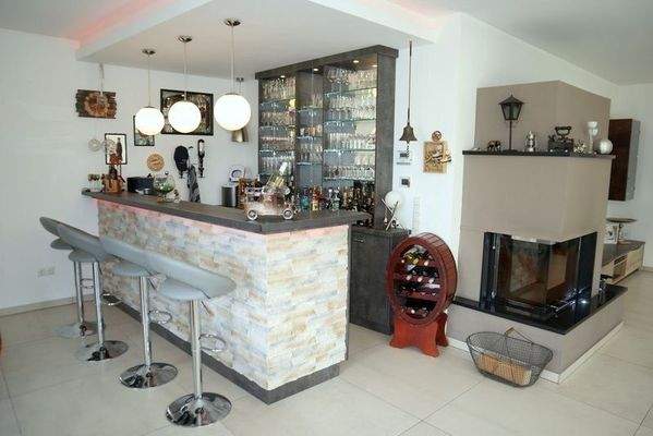 Eingebaute Bar mit Theke