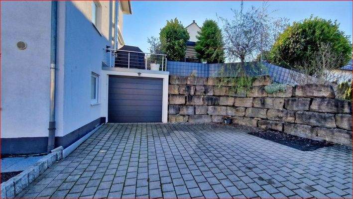 Garage und Stellplätze