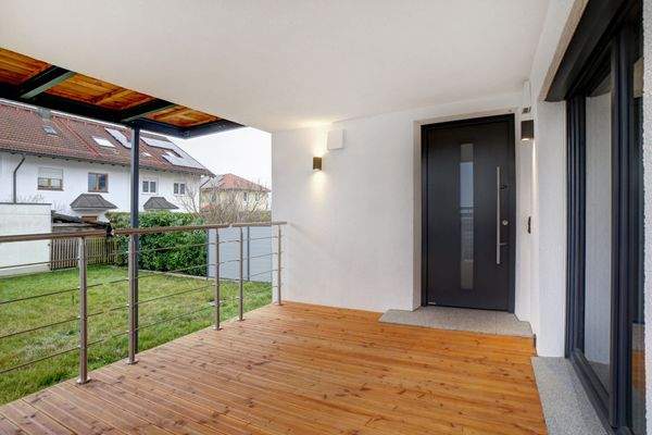 Wunderbare Terrasse mit Zugang in den Garten