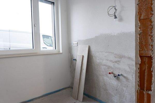 Tageslichtbad mit Waschtisch und Waschmaschinenanschluss