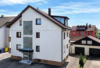 Eingangsseite mit Doppelgarage