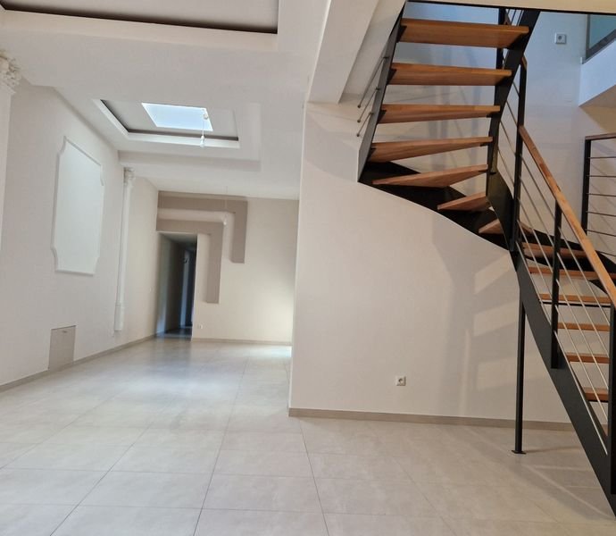 Top moderne Maisonette Wohnung mit großzügiger Grundrisslösung, 2 Bäder, Terrasse u.v.m. ! Zentr