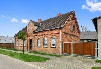 Backsteinhaus mit Hoftor