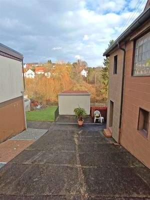 Einfahrt, kleine Garage