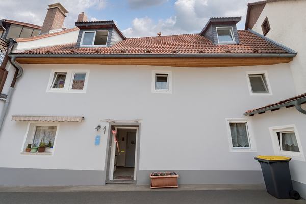 Hausfront Renovierungsbeispiel (KI)