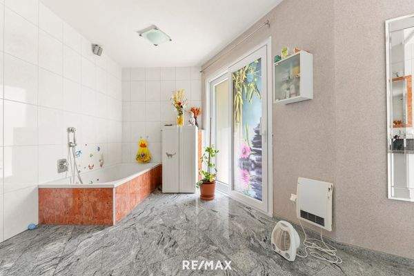 Badezimmer mit Badewanne