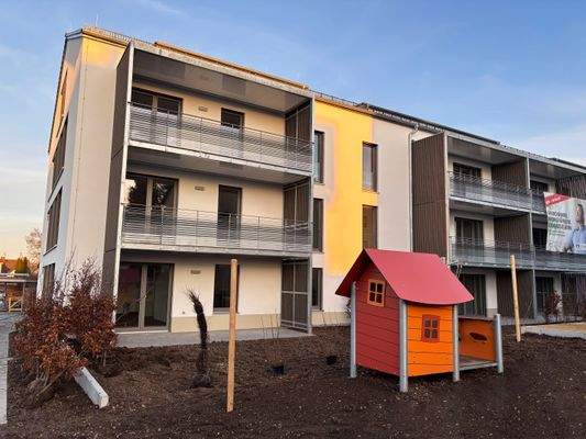 Seitenansicht des Mehrfamilienhauses