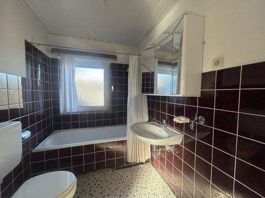 Einliegerwohnung im Dachgeschoss Wannenbad