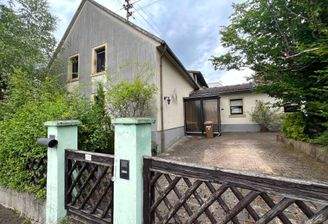 Hausansicht mit Innenhof