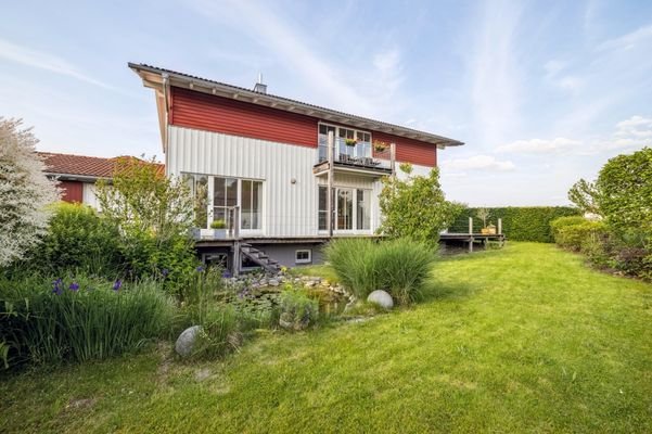 Außenansicht Süd mit gepflegtem Garten und Teich