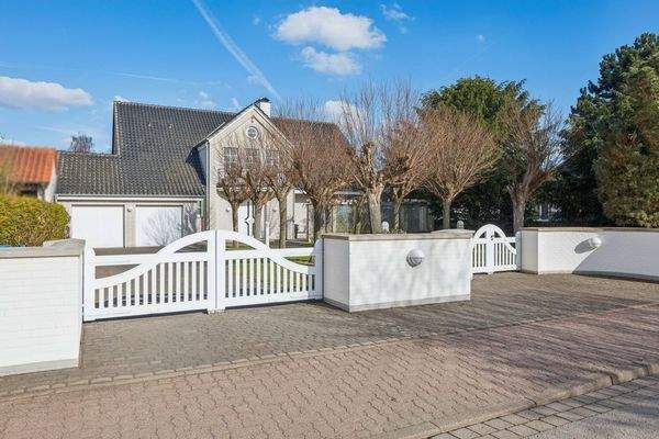 Vorderansicht und Einfahrt