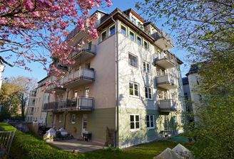 Die Süd-Ost-Seite des Hauses mit den Balkonen