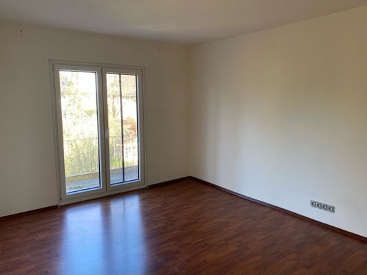 Schlafzimmer, OG mit Zugang zu Balkon 2.jpg