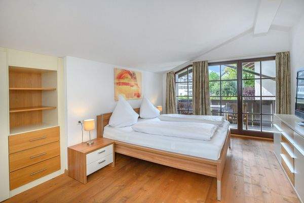 Schlafzimmer mit Zugang zur Loggia | OG