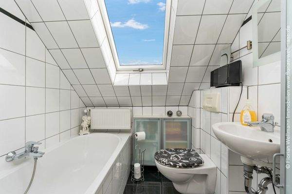 ... und ein Tageslichtbad mit Wanne und Duschvorrichtung.