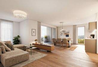 Modern eingerichteter Wohn- und Essbereich mit beigefarbenem Sofa, Holzboden und Zugang zu einem Balkon.