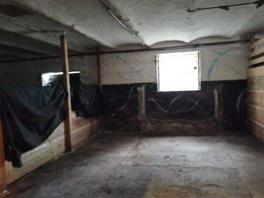 Eine der Boxen mit Fenster