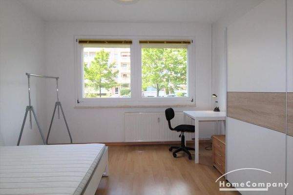 Schlafzimmer 1 mit Doppelbett, Schrank und Schreibtisch