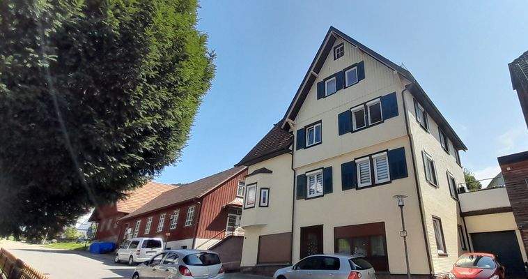 Mit eigenem Hauseingang !