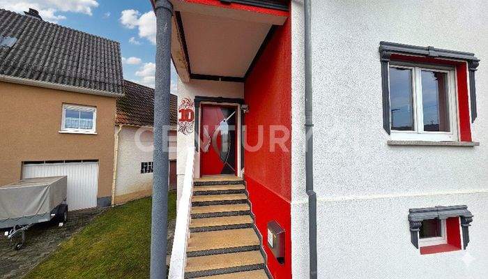 Hauseingang mit neuwertiger Eingangstür