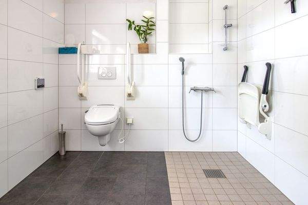 Bad 2: barrierefreies, rollstuhlgeeignetes Bad