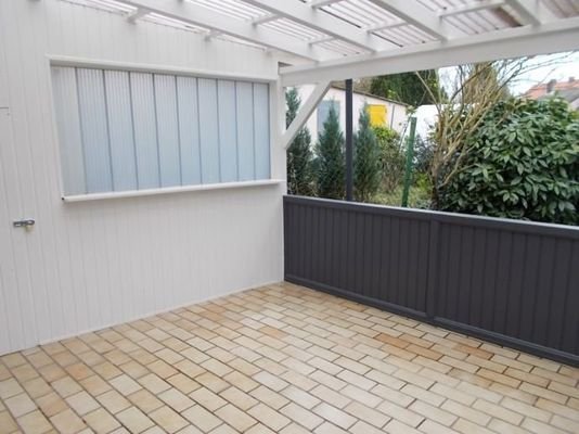 überdachter Balkon und kleines Gartenstück