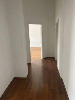 Flur zu Küche + Wohnzimmer.jpg