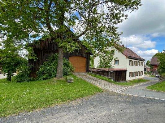 Hocheinfahrt zur Scheune und Blick zum Haus