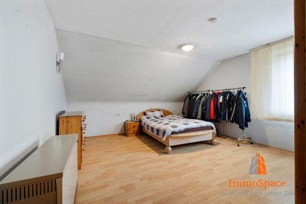 Großzügiges Elternschlafzimmer im Dachgeschoss