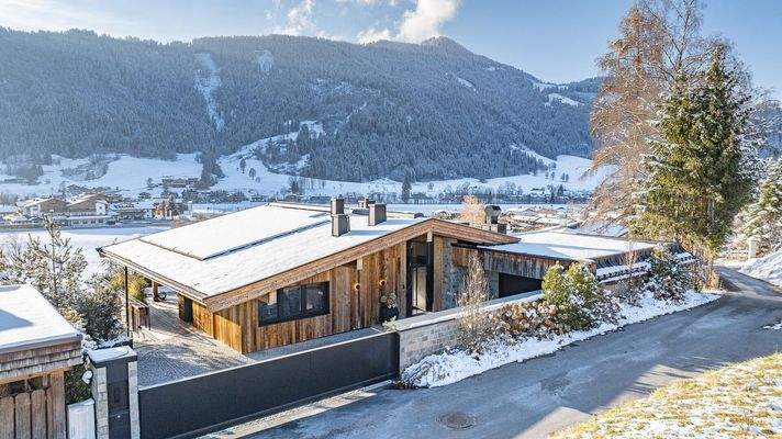 KITZIMMO-Luxusvilla mit Pool in Toplage kaufen - Immobilien Reith bei Kitzbühel.