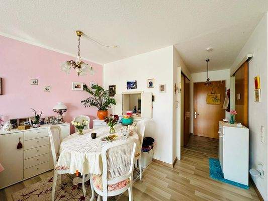 ESSBEREICH MIT DURCHREICHE