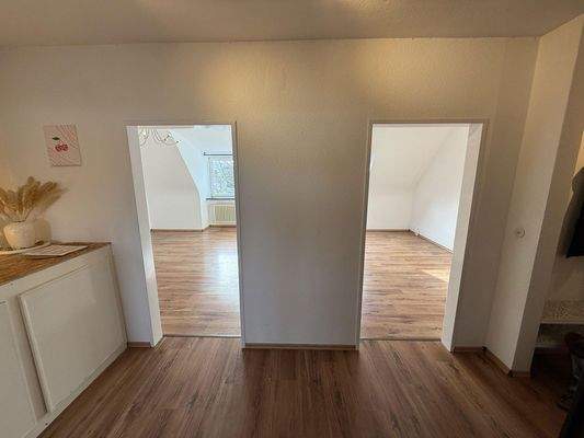 Flur, li. Wohnzimmer, re. Schl