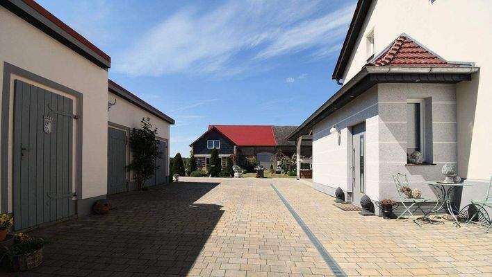 Blick zur Scheune und Eingang