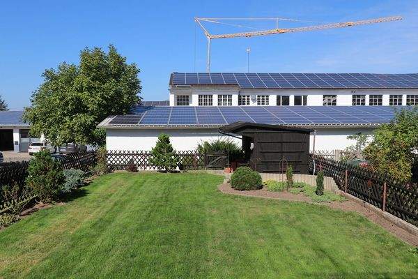 großer gepflegter Garten