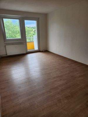 Wohnzimmer mit Balkon