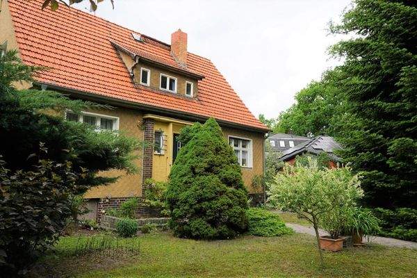 Vorderansicht von links