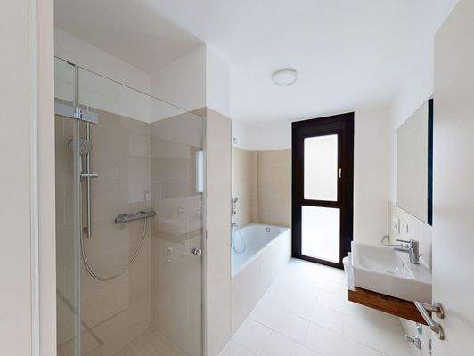 Tageslichtbad mit separater Dusche und Badewanne