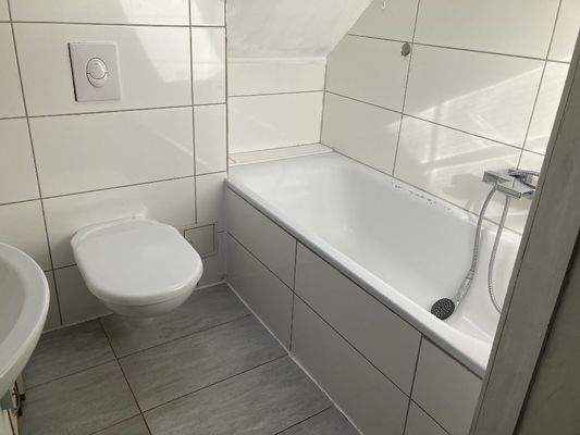 das Bad mit Badewanne