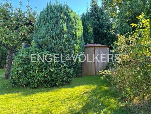 Ein kleiner versteckter Schuppen und auch ein Bereich für Gartenabfälle am Ende des Gartens.