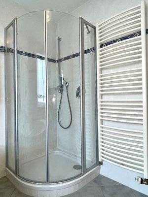 Dusche mit Handtuchtrockner