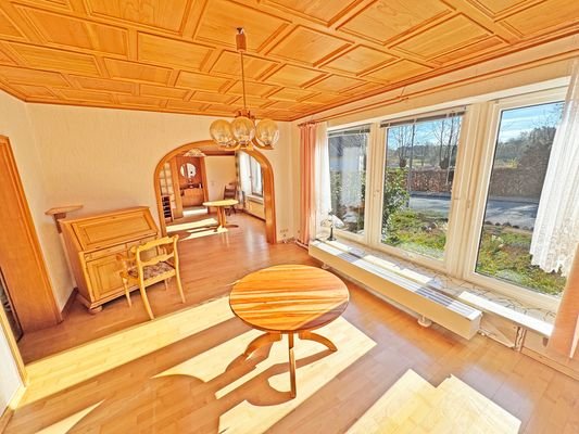 Wohnbereich mit großen Fenster zur Straße